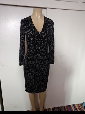 Sleek Black Polka Dot V-Neck Midi Dress